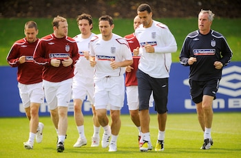 Según Andy Carroll, las reuniones en la habitación de Wayne Rooney reunían a otros futbolistas y buscaban romper la monotonía de las convocatorias (Action Images via Reuters/Michael Regan/File Photo)