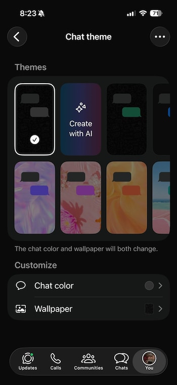 Pantalla de un teléfono móvil mostrando la sección de "Tema de chat" de WhatsApp en modo oscuro, con varias opciones de fondo y burbujas de mensaje, incluyendo "Crear con IA"