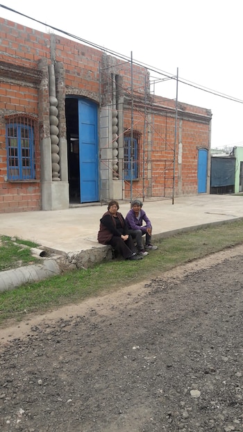 Construyó una réplica de la Casa de Tucumán por amor a su mujer: está menos de dos horas de CABA y esconde una historia fascinante