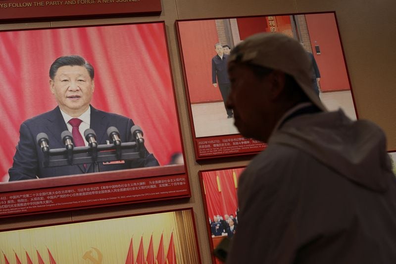 Un hombre mira mientras visita la Sala Conmemorativa del Primer Congreso Nacional del Partido Comunista Chino, ante una foto del presidente chino Xi Jinping, en Shanghai (REUTERS/Go Nakamura)