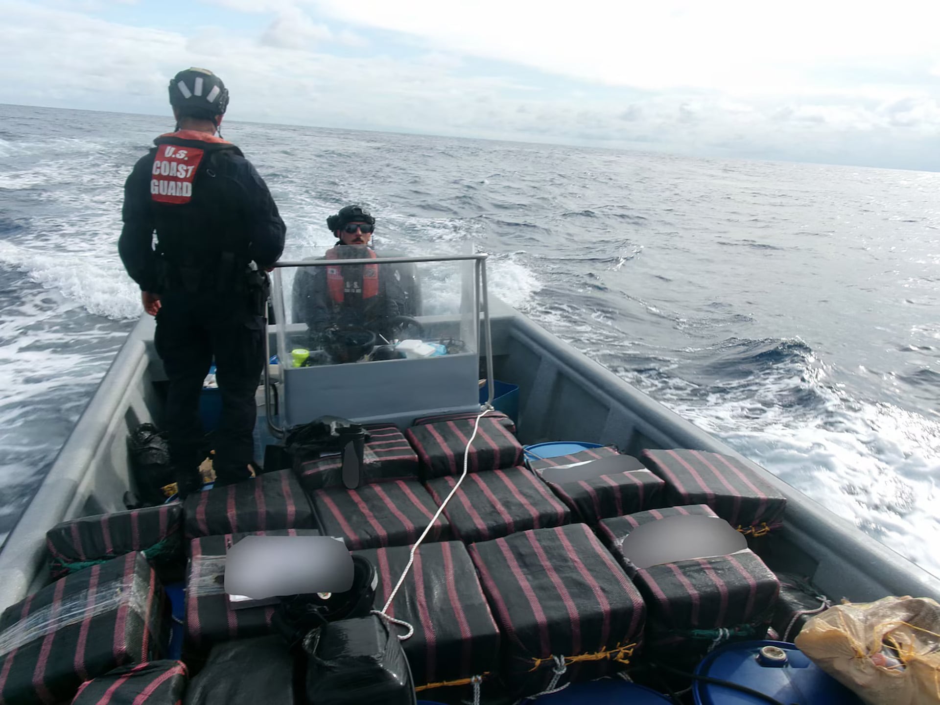 El cargamento confiscado en la operación reúne 13.426 kilos de cocaína y 1.522 kilos de marihuana. (USCG)