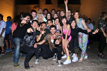 ¡Muy unidos! El elenco formó