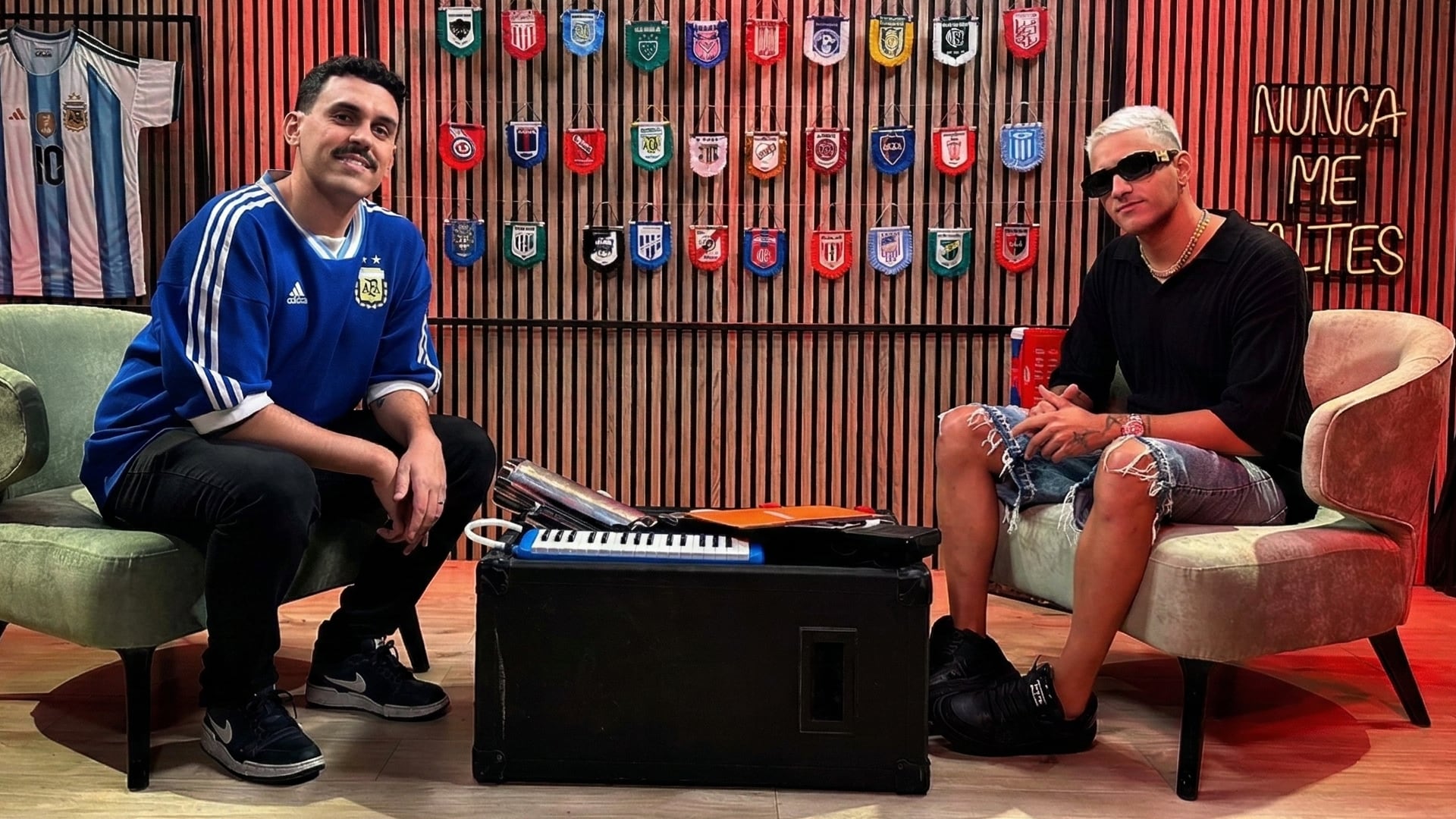 El Negro Tecla, de futbolista a ídolo del género musical RKT, con Manu Jove en Nunca me faltes