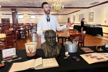 Una subasta de objetos personales de Harland Sanders, fundador de KFC, generó atención internacional en Kentucky (AP Foto/Dylan Lovan)