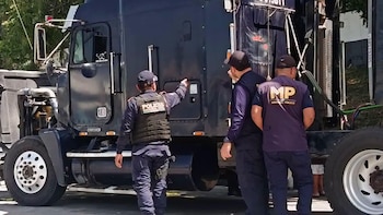 Un hombre disfrazado de Spider-Man dispara contra un tráiler en Guatemala