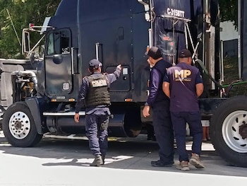 La Policía Nacional Civil señaló que el uso de máscaras y disfraces aparece en delitos de extorsión y homicidio, y relacionó el caso con otros ataques violentos en Guatemala.