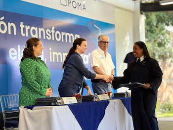 Quince graduados cuentan con becas