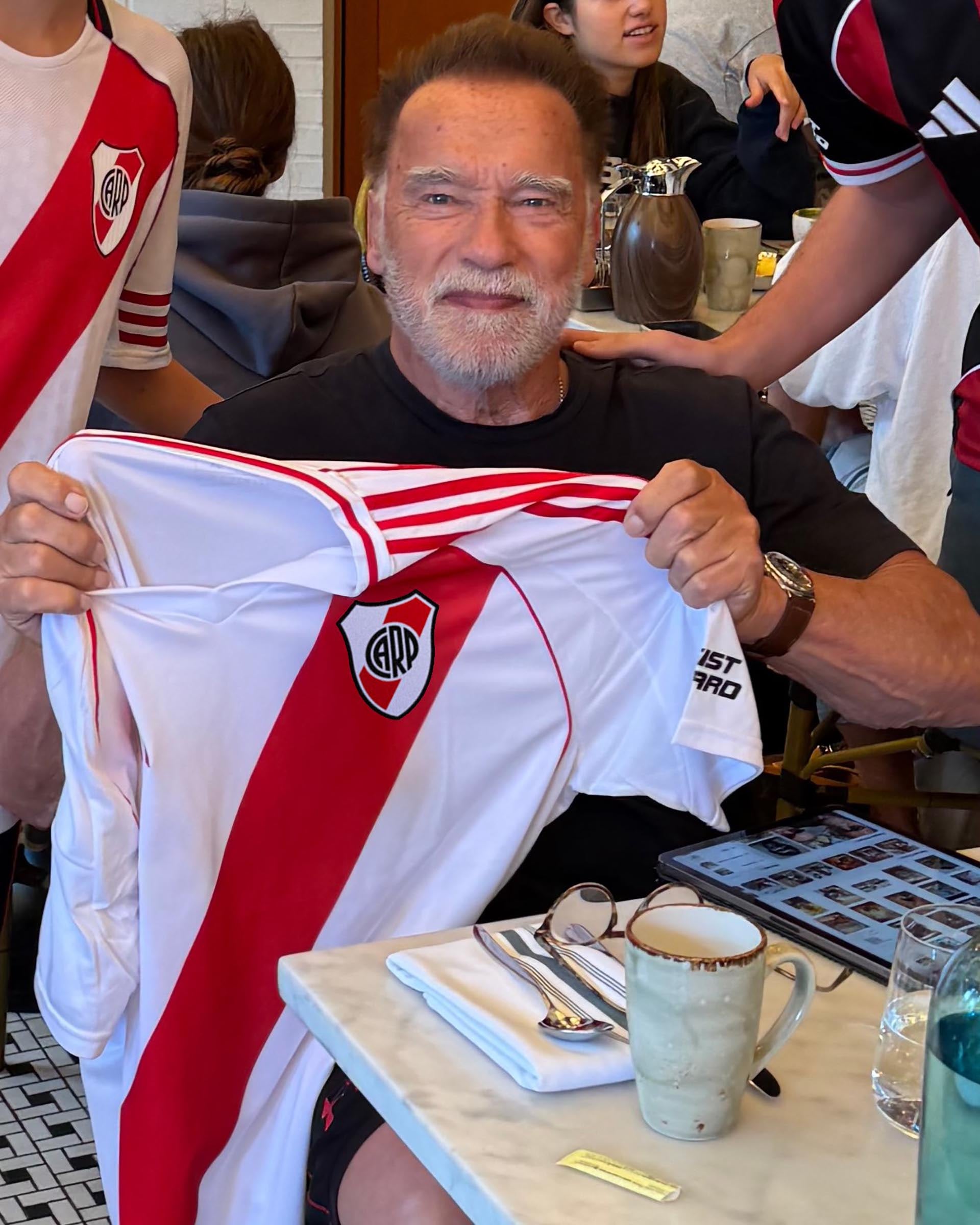 La imagen del actor con la camiseta de River