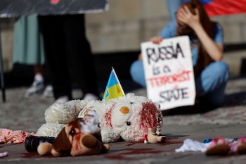 Una manifestación en Praga condenando