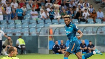 El delantero colombiano marcó su