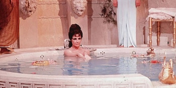 Elizabeth Taylor en 'Cleopatra' dándose
