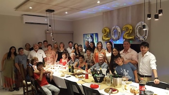 La familia de Maia festejando
