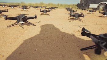 Imagen de referencia. Las maniobras incluyeron enjambres de 100 aeronaves no tripuladas en vuelo para verificar la localización y el seguimiento de objetivos - crédito Ejercicio militar - Drones - Embajada de Estados Unidos - Fuerzas Militares - Enjambre de drones - crédito captura pantalla/Las pruebas midieron la rapidez de transmisión de datos entre el soldado que detecta una amenaza y la unidad que interviene - crédito @laserwarsHQ/X