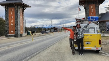 Cómo es la vida de la pareja argentina que dejó todo para vivir en una combi y recorrer el mundo en familia