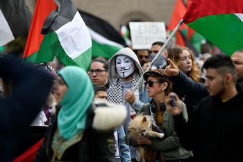 Un manifestante con la máscara de Guy Fawkes en una marcha en solidaridad con los palestinos en el marco del conflicto que mantienen con Israel, en Malmö, Suecia, el 15 de mayo de 2021 (Johan Nilsson vía REUTERS)