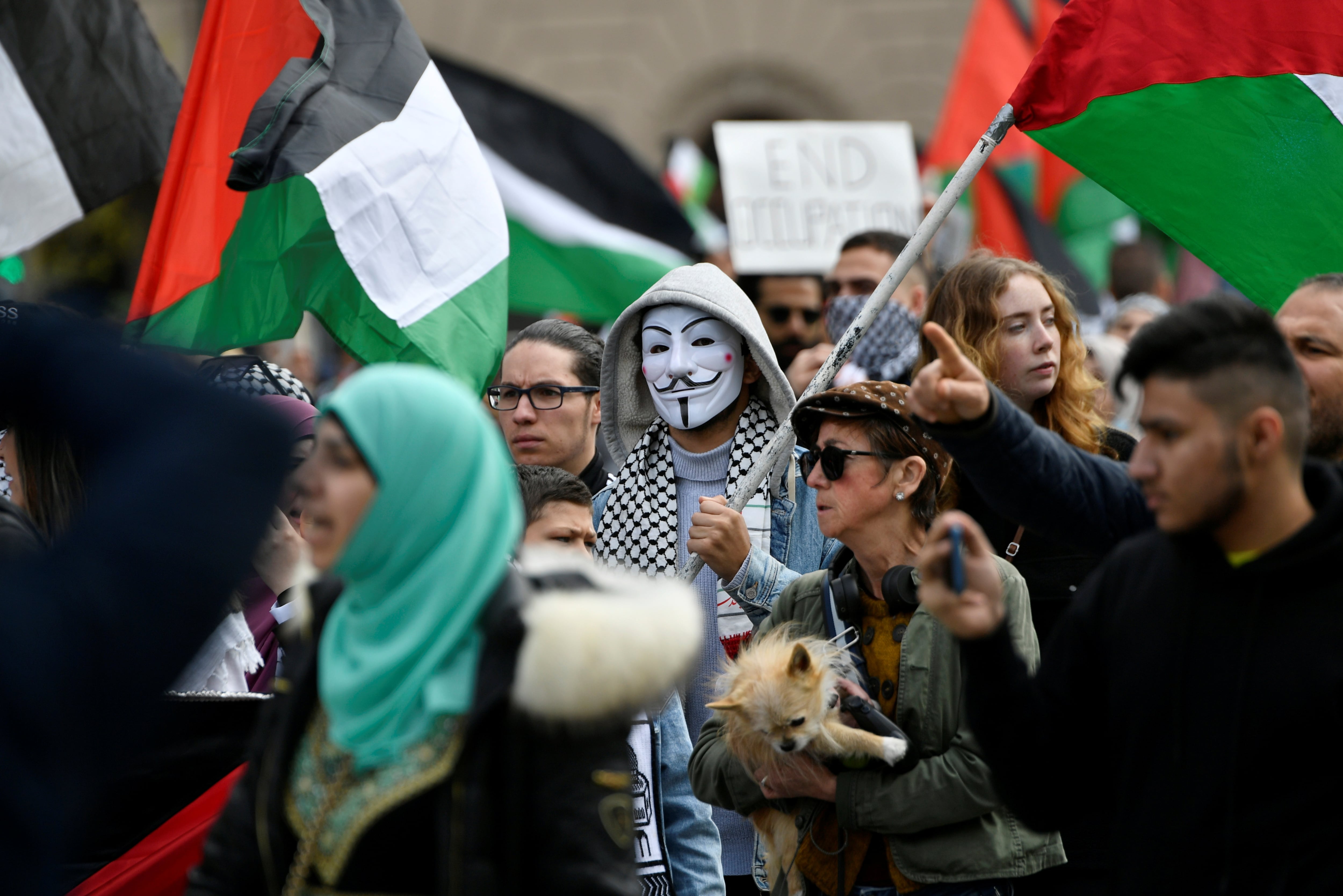 Un manifestante con la máscara de Guy Fawkes en una marcha en solidaridad con los palestinos en el marco del conflicto que mantienen con Israel, en Malmö, Suecia, el 15 de mayo de 2021 (Johan Nilsson vía REUTERS)