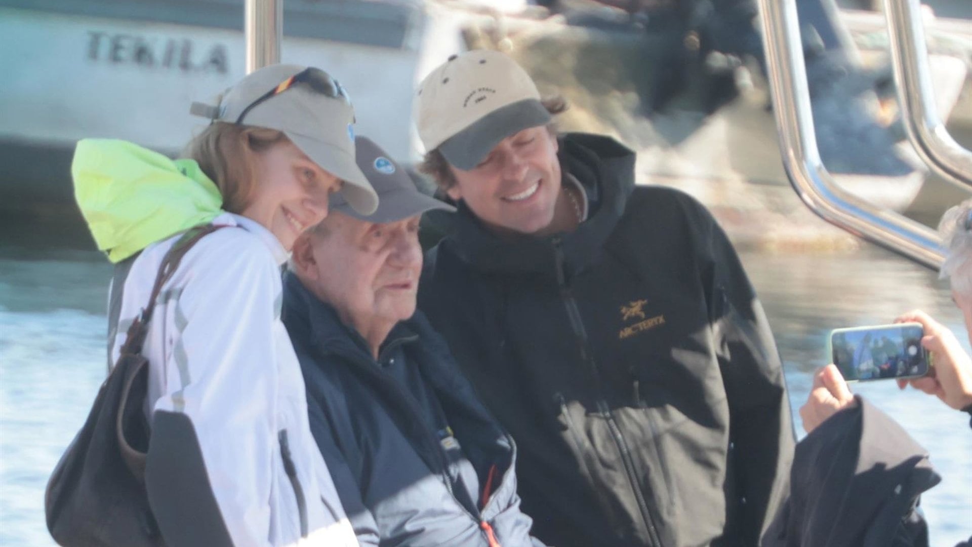 Irene Urdangarin y el rey Juan Carlos a su llegada al puerto de Sanxenxo. (Europa Press).