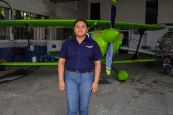 Yami Peréz, una estudiante salvadoreña de 19 años, obtuvo una beca para cursar un técnico en mantenimiento aeronáutico en San Salvador. (Foto cortesía)