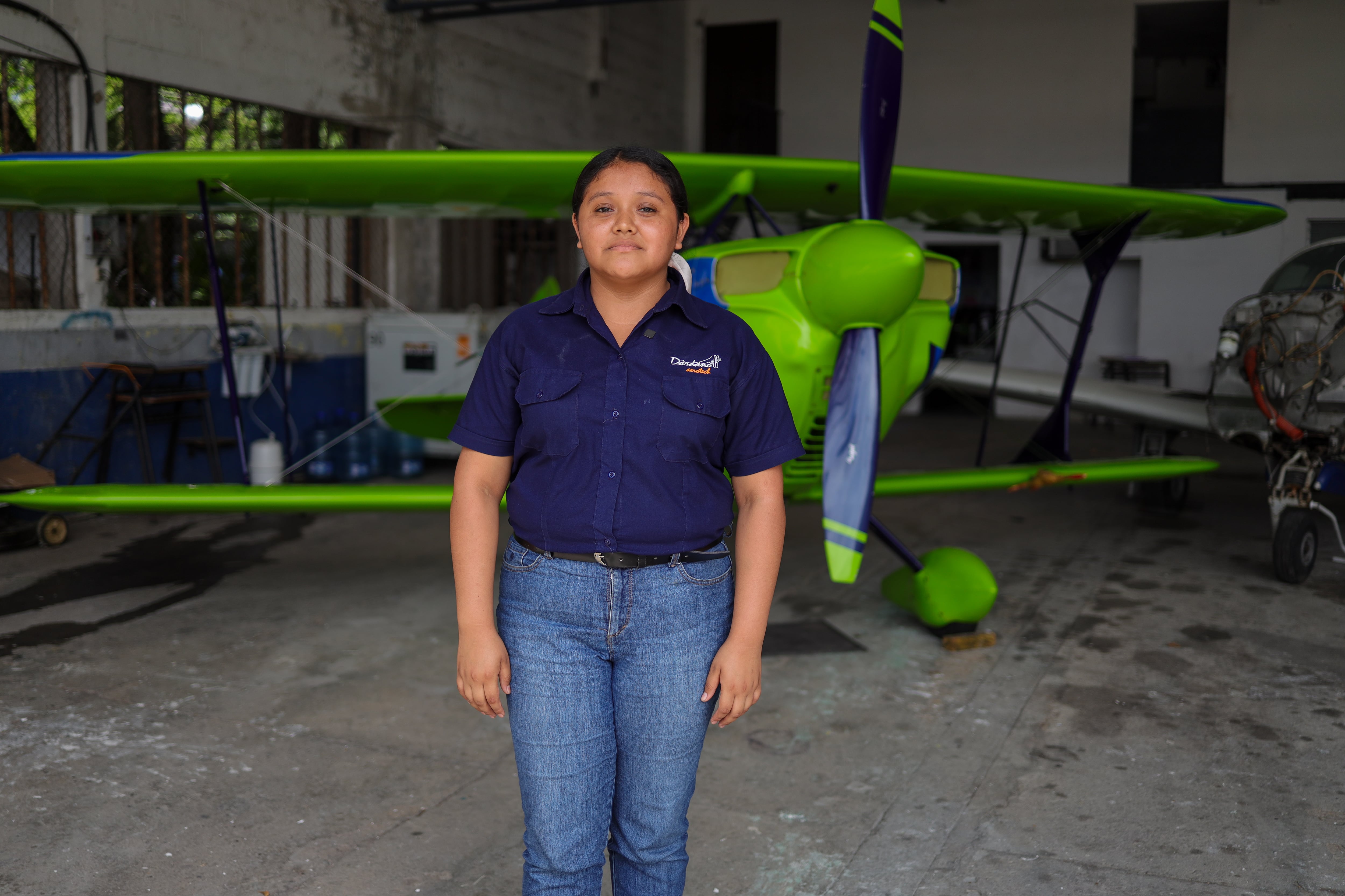 Yami Peréz, una estudiante salvadoreña de 19 años, obtuvo una beca para cursar un técnico en mantenimiento aeronáutico en San Salvador. (Foto cortesía)