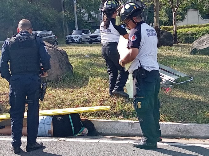 Técnicos en Urgencias Médicas Avanzadas confirmaron que el hombre y la mujer encontrados en Mixco ya no tenían signos vitales. (Bomberos Voluntarios de Guatemala)