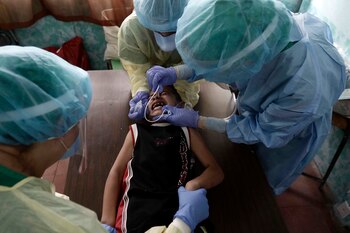 Profesionales sanitarios realizan una prueba