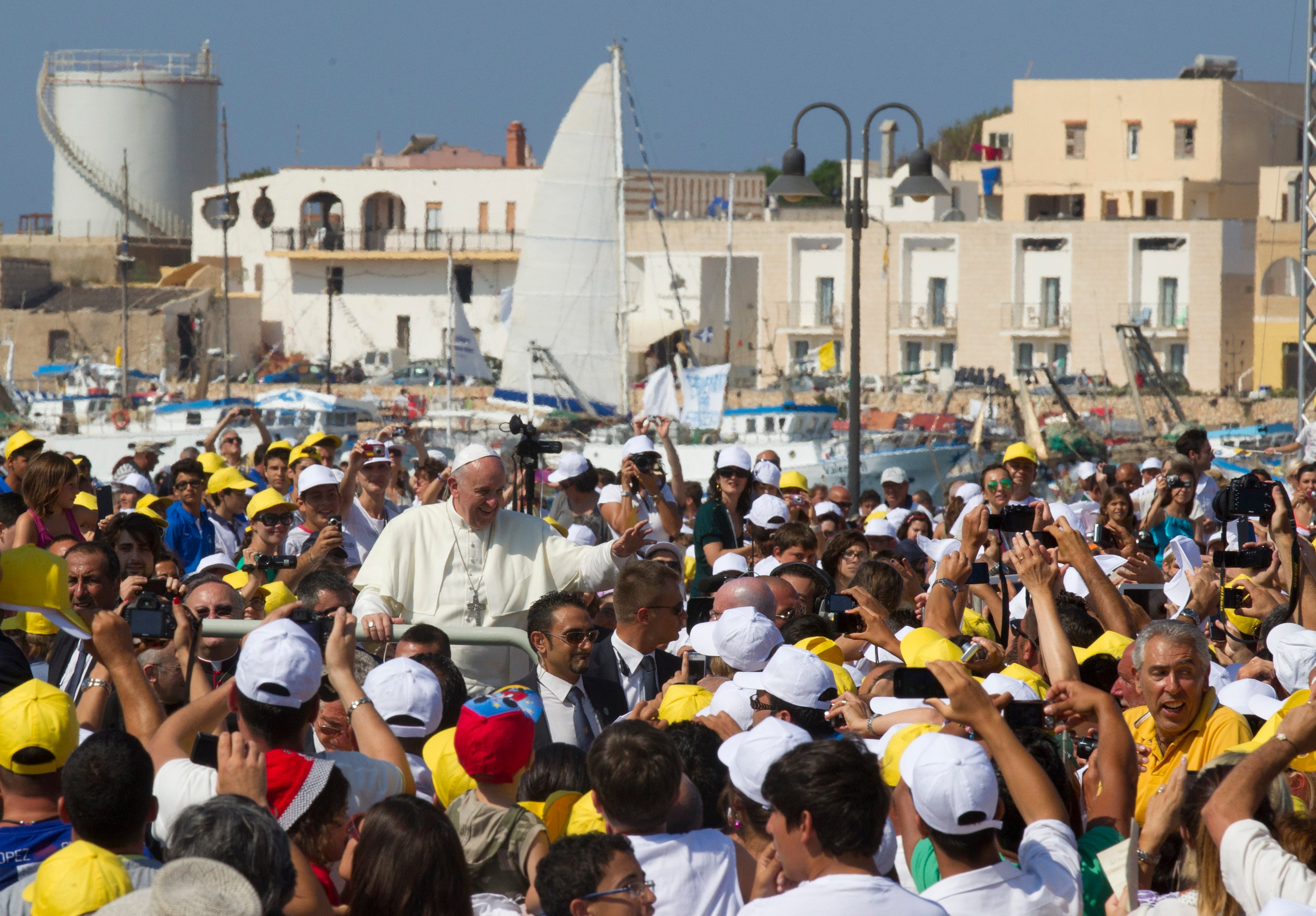 Francisco entre los fieles durante una visita a Lampedusa, el 8 de julio de 2013, donde denunció la