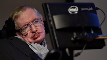 “No mires a tus pies”: La lección eterna de Stephen Hawking para superar cualquier obstáculo