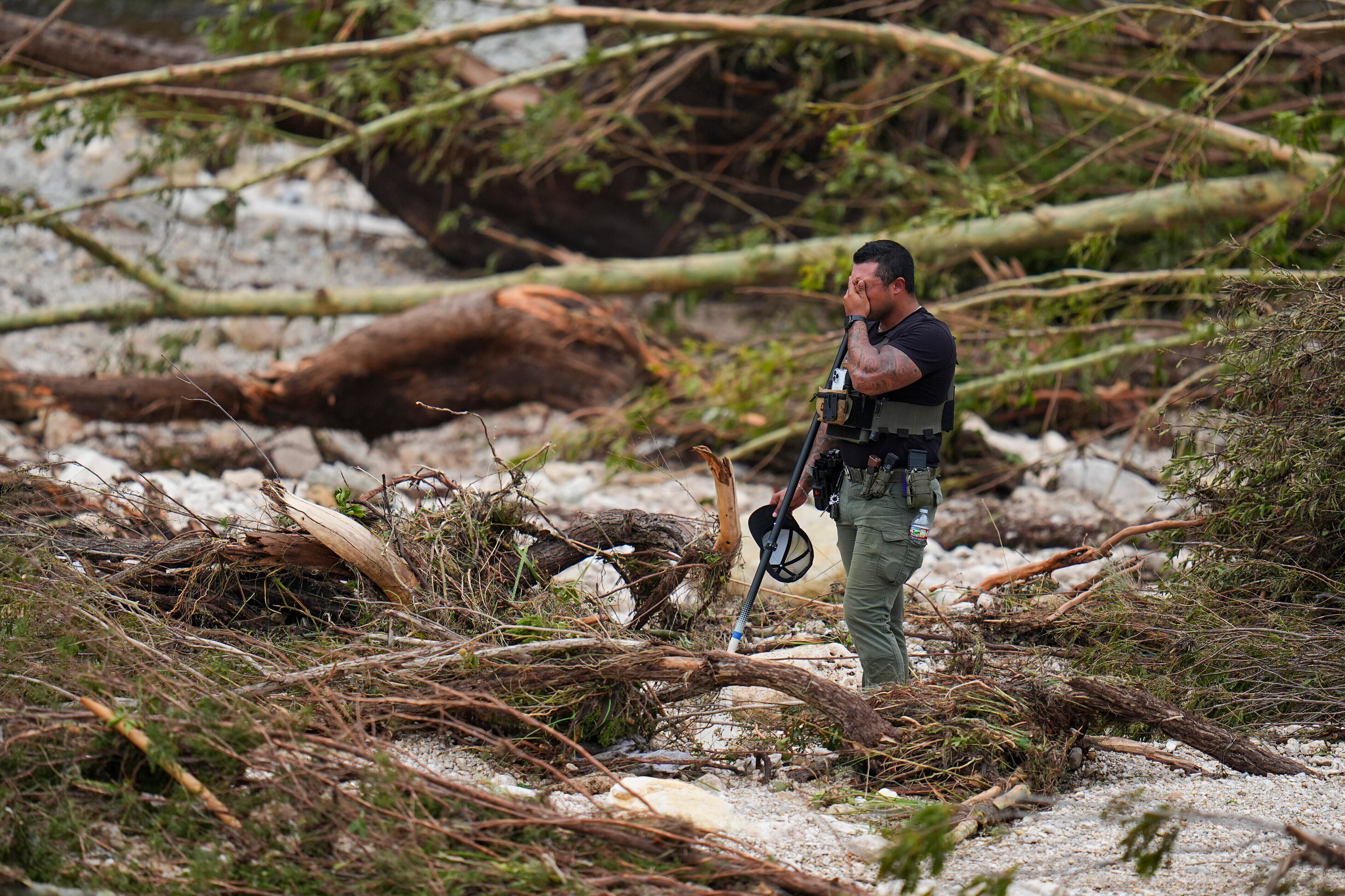 A pesar de los esfuerzos, más de 150 personas siguen desaparecidas tras las inundaciones. (AP Foto/Julio Cortez)