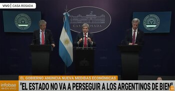 Caputo, flanqueado por Pazo (a