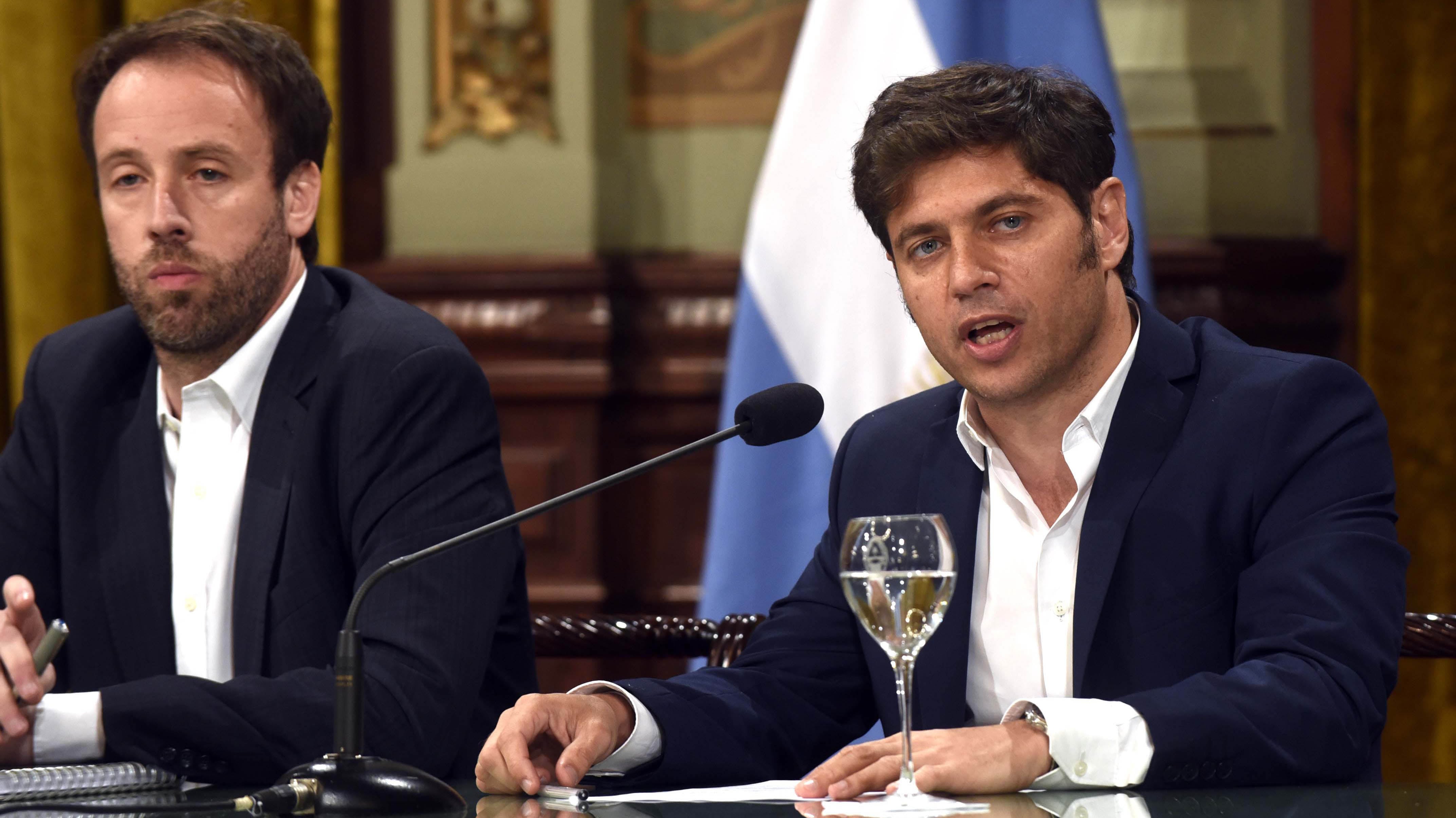 El gobernador de Buenos Aires, Axel Kicillof,acompañado por el ministro de Hacienda y Finanzas provincial, Pablo López