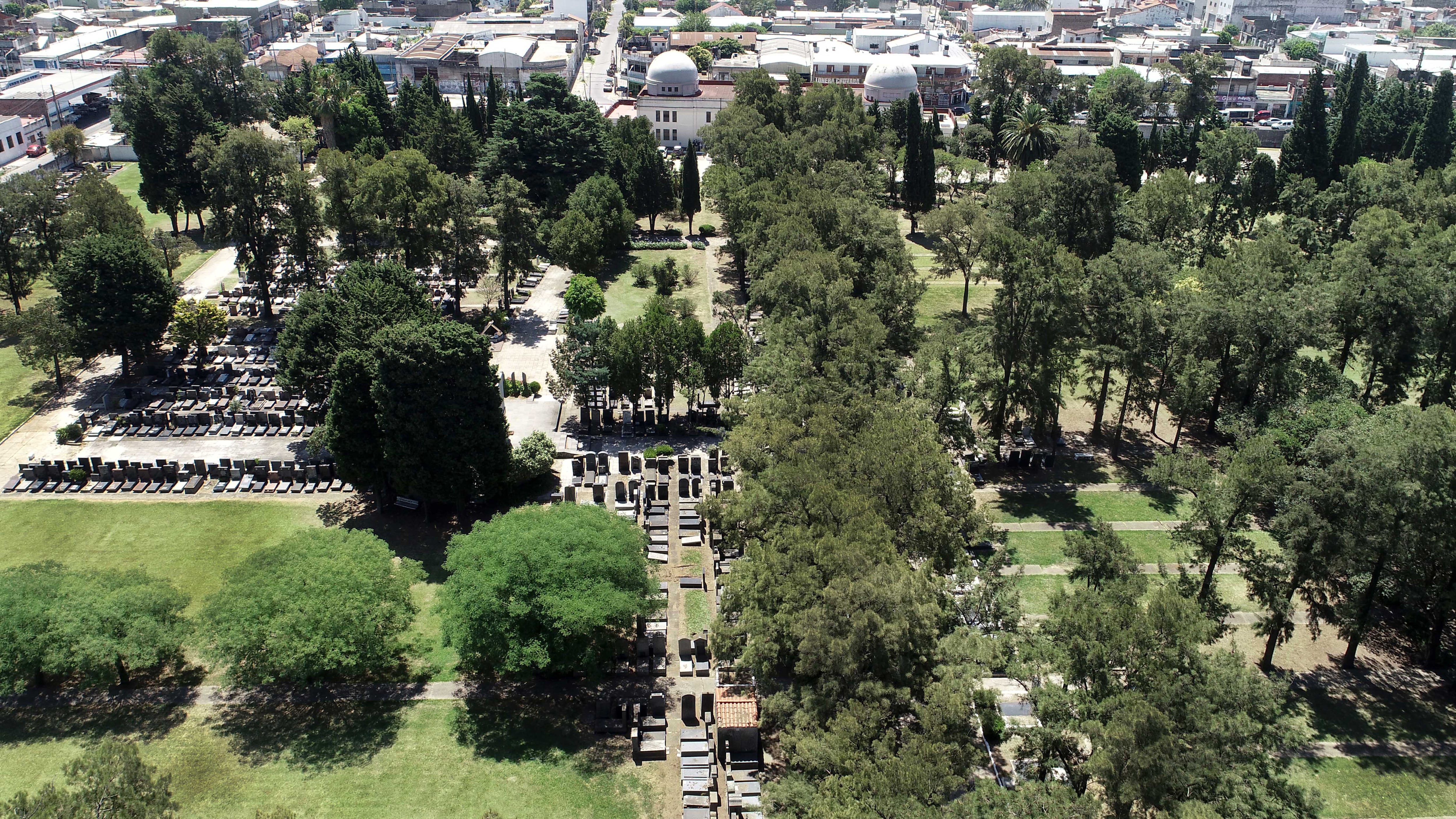 Una vista panorámica del terreno del cementerio judío en La Tablada