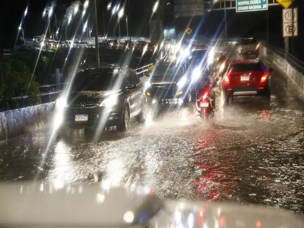 Las precipitaciones en Tegucigalpa afectaron el Anillo Periférico y el bulevar Suyapa, donde los conductores enfrentaron dificultades para transitar.