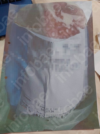 Una etiqueta de producto impresa, parcialmente borrosa, muestra un embutido rosado en la parte superior, detalles de peso, precio y hora de envasado