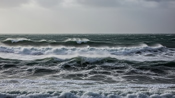 Un hombre muere tras caer de una embarcación mientras el mal clima eleva riesgos en las costas de Florida