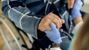 Un paciente de ELA haciendo ejercicios de rehabilitación (Freepik)