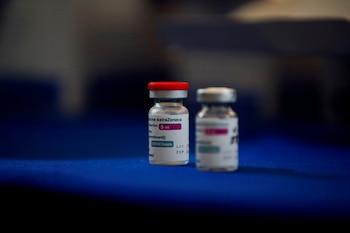 Vista de dos ampolletas de la vacuna AstraZeneca contra la covid-19, en una imagen de archivo. EFE/Bienvenido Velasco