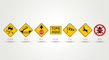 Siete señales de tránsito mexicanas sobre fondo blanco, incluyendo un auto derrapando, un puente móvil, un alto próximo, un tope, viento, un venado y una intersección prohibida.