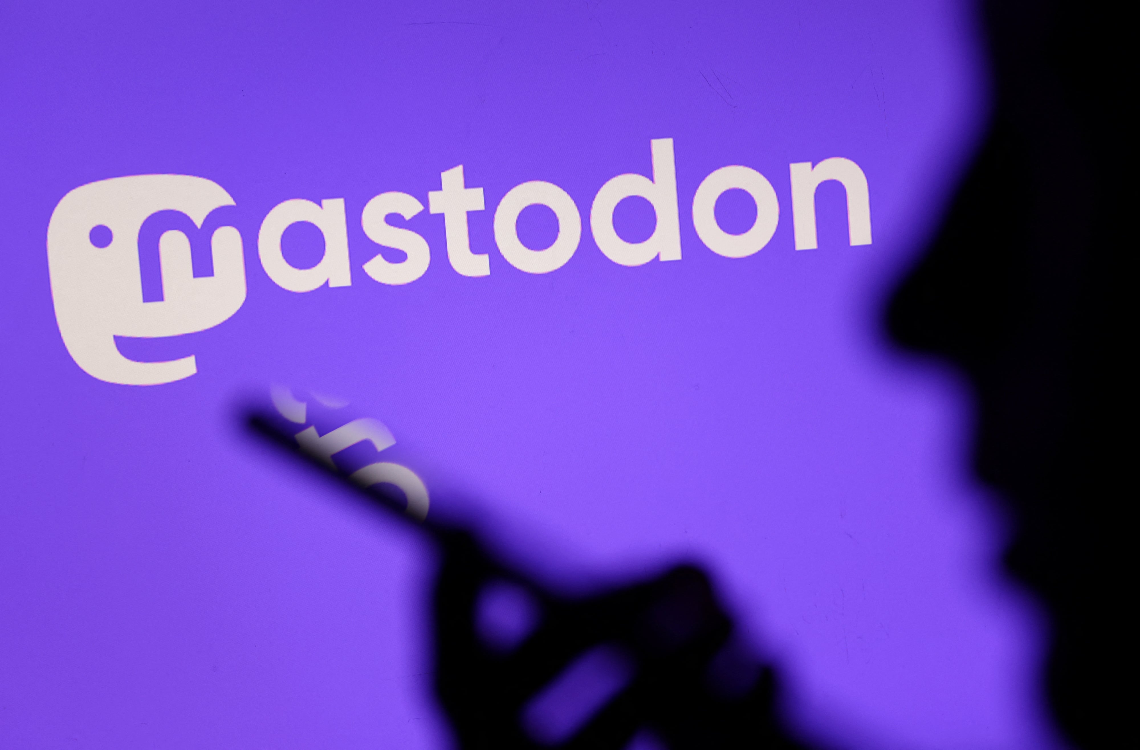La diferencia de escala limita el alcance global de alternativas como Mastodon, que solo cuenta con alrededor de un millón de usuarios activos al mes. (Foto: REUTERS/Dado Ruvic/Illustration)