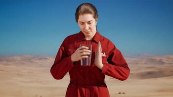 De 700 horas en el MoMA a un avatar que abre puertas: Marina Abramović convierte sus famosas performances en piezas digitales