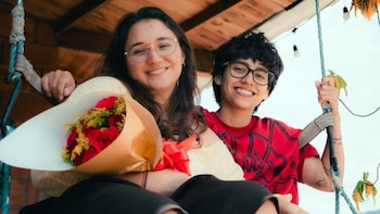 La influencer aparece junto a su pareja Samantha en una historia marcada por conexión y complicidad.