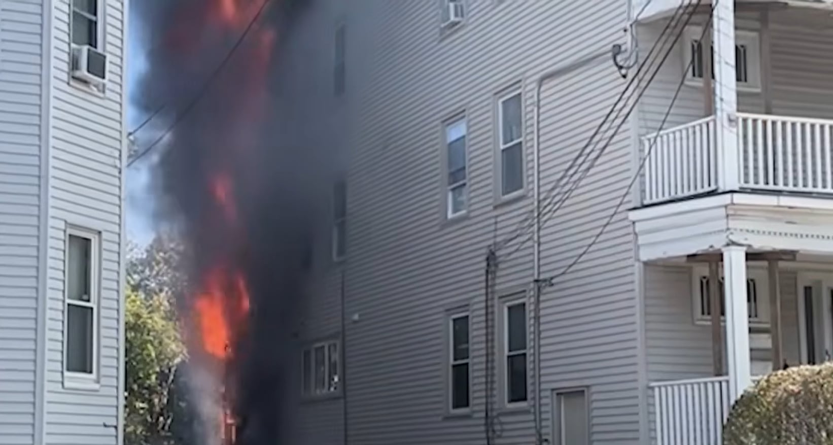 Los investigadores evalúan la estructura del edificio para esclarecer la causa del fuego (WCVB Channel 5 Boston)