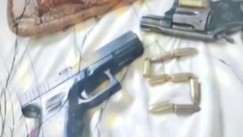 Con armas de fuego y