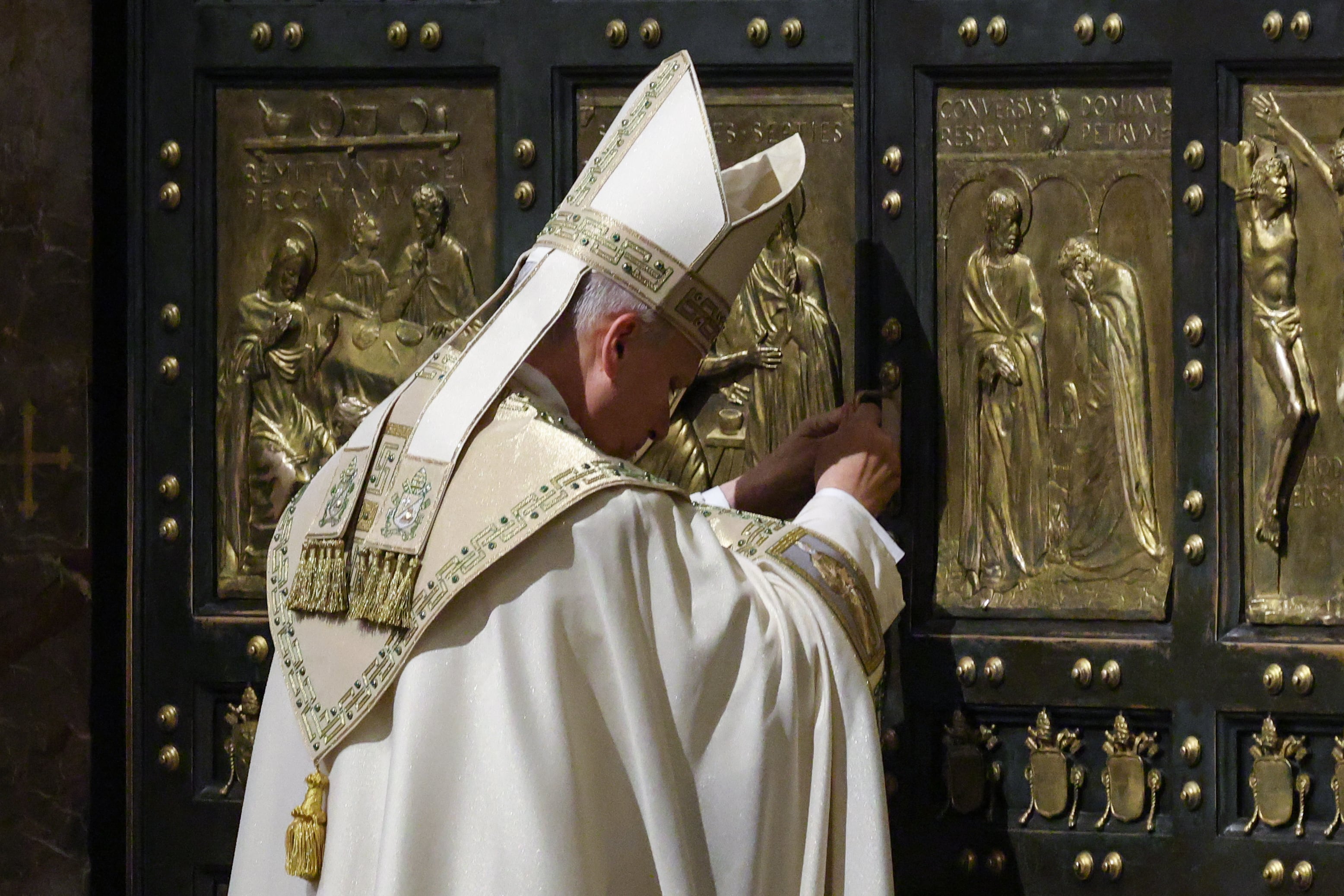 El papa León XIV cierra la Puerta Santa de la Basílica de San Pedro para clausurar el Año Santo 2025, en el Vaticano, el 6 de enero de 2025 (Yara Nardi/Pool Foto vía AP)