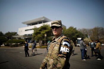 Un soldado estadounidense frente la