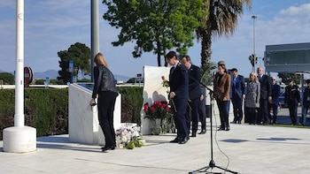 Autoridades políticas y familiares de