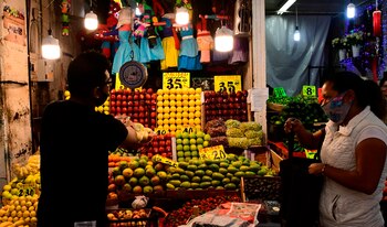 Un comerciante vende fruta el