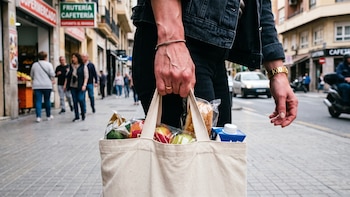 El consumo masivo volvió a caer en agosto y ya lleva nueve meses consecutivos en baja, según un informe privado