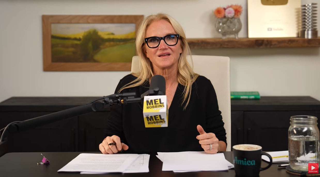 La autora definió la empatía como la comprensión de la experiencia ajena antes de emitir juicios o proponer soluciones (Captura de video de The Mel Robbins Podcast)