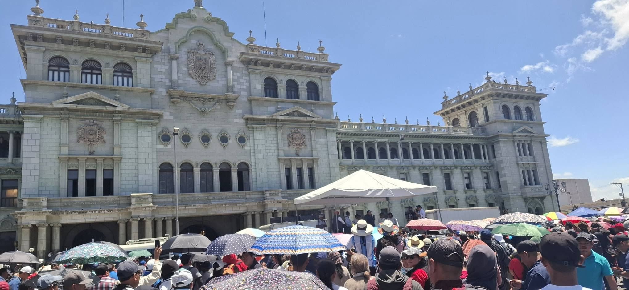La dirigencia del STEG afirmó que entregaría en el Congreso más de 200 mil firmas de padres de familia en respaldo a sus demandas. (Maestros emprendedores, San Juan Comalapa)