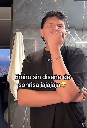 Emiro Navarro revela su sonrisa